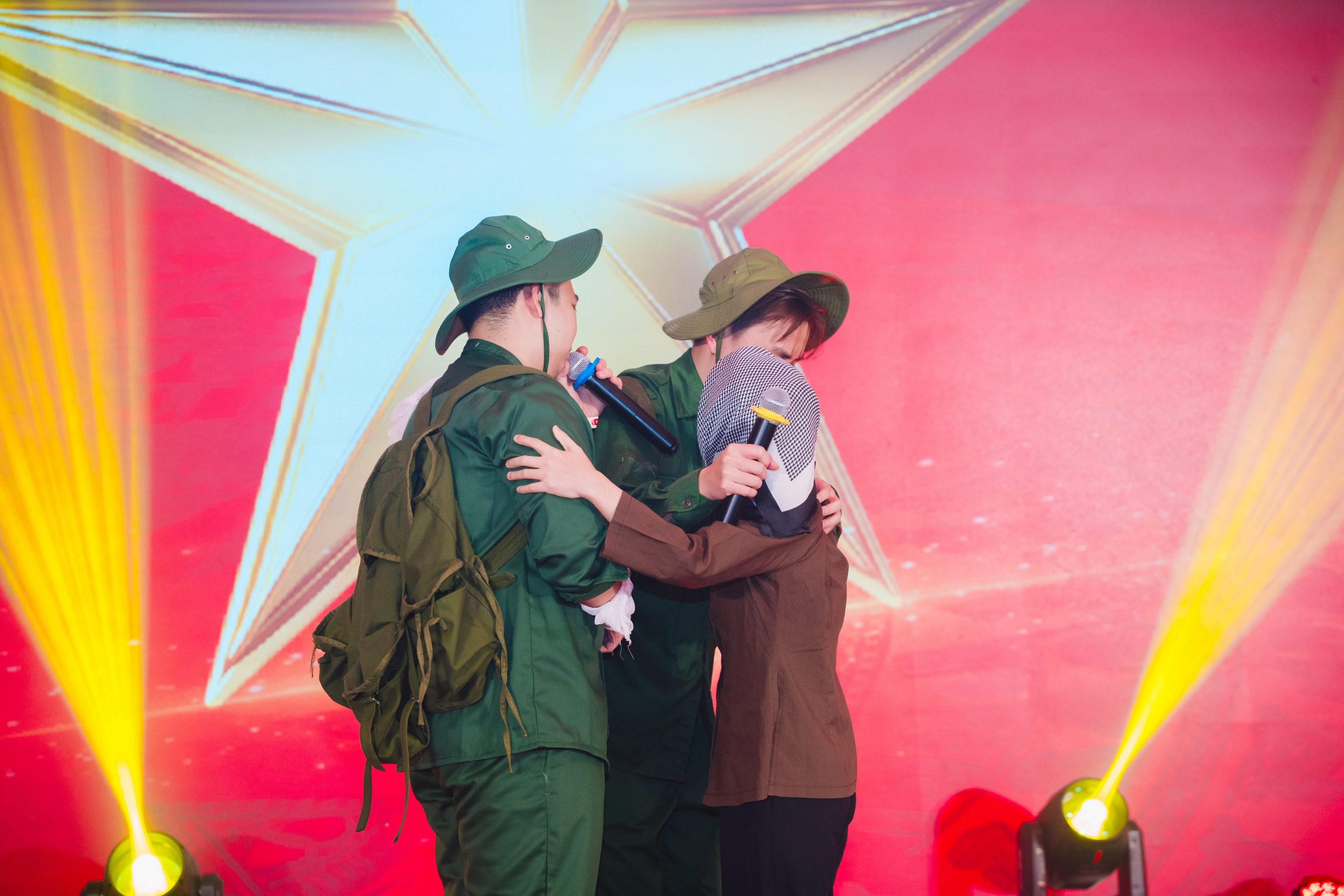 Tiết mục hát Mẹ yêu con & Còn gì đẹp hơn