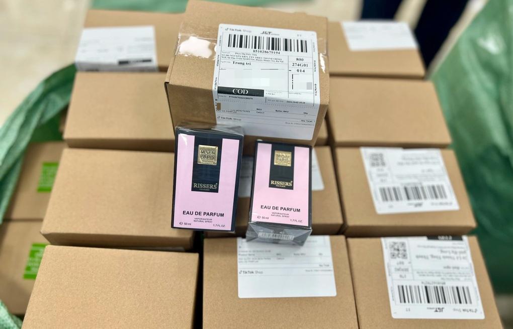Chất khử mùi cá nhân, nguyên liệu hương liệu, chế phẩm làm thơm phòng hoặc sản phẩm có công dụng khác có thể được phân loại vào nhóm HS khác